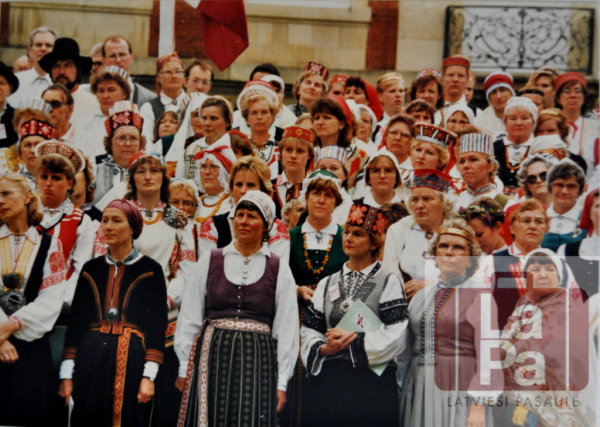 Sievietes tautastērpos Pasaules brīvo latviešu dienās Minsterē