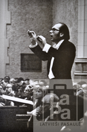 Arvīds Purvs diriģē kori garīgajā koncertā Dziesmu svētkos Toronto