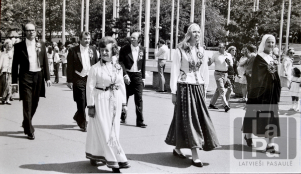 Virsdiriģenti svētku gājienā 5. Rietumu krasta latviešu Dziesmu svētkos Vankūverā