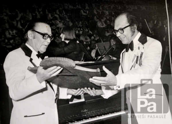 Balvas pasniegšana Arvīdam Purvam 6. latviešu Dziesmu svētkos Kanādā