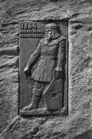 Dziesmu svētku simtgade : XVI Dziesmu svētku ieskaņa Dikļos. Tēlnieka Ruslana Smirnova darinātais piemiņas akmens