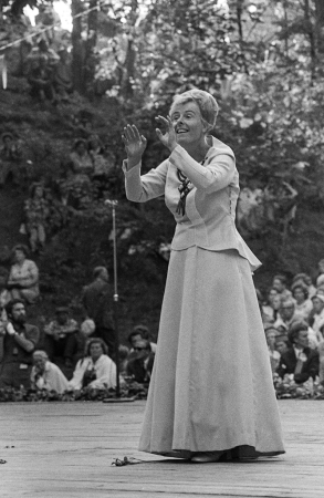 Dziesmu svētku simtgade : XVI Dziesmu svētku ieskaņa Dikļos. Ausma Derkēvica