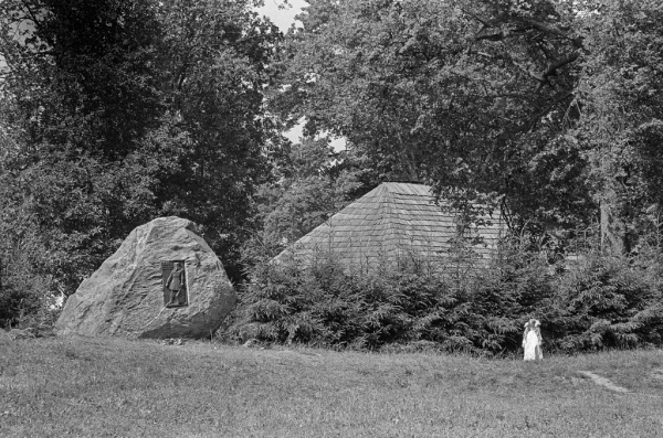 Dziesmu svētku simtgade : XVI Dziesmu svētku ieskaņa Dikļos. Tēlnieka Ruslana Smirnova darinātais piemiņas akmens