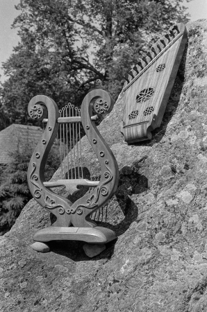 Dziesmu svētku simtgade : XVI Dziesmu svētku ieskaņa Dikļos. Tēlnieka Ruslana Smirnova darinātais piemiņas akmens