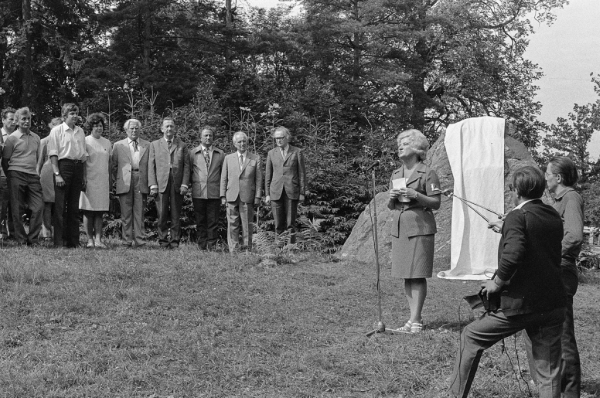 Dziesmu svētku simtgade : XVI Dziesmu svētku ieskaņa Dikļos. Tēlnieka Ruslana Smirnova darinātais piemiņas akmens