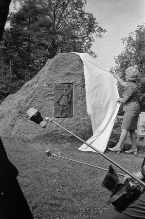 Dziesmu svētku simtgade : XVI Dziesmu svētku ieskaņa Dikļos. Tēlnieka Ruslana Smirnova darinātais piemiņas akmens