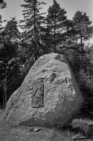 Dziesmu svētku simtgade : XVI Dziesmu svētku ieskaņa Dikļos. Tēlnieka Ruslana Smirnova darinātais piemiņas akmens