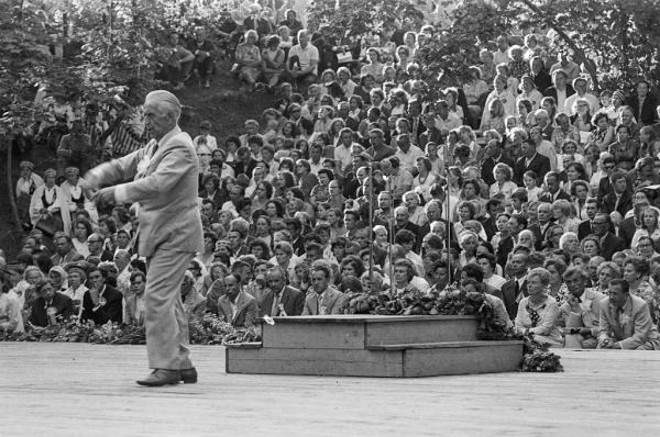 Dziesmu svētku simtgade : XVI Dziesmu svētku ieskaņa Dikļos. Diriģē Haralds Mednis