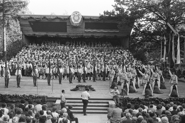 Dziesmu svētku simtgade : XVI Dziesmu svētku ieskaņa Dikļos