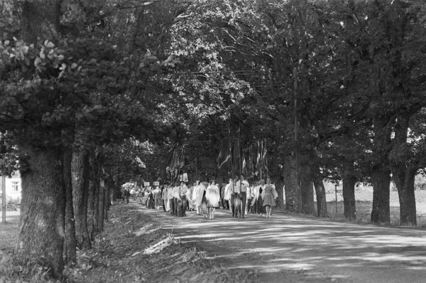 Dziesmu svētku simtgade : XVI Dziesmu svētku ieskaņa Dikļos. Gājiens