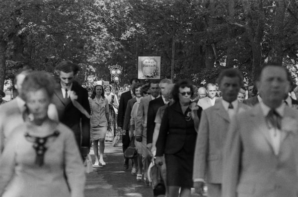 Dziesmu svētku simtgade : XVI Dziesmu svētku ieskaņa Dikļos. Gājiens