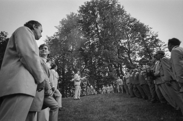 Dziesmu svētku simtgade : XVI Dziesmu svētku ieskaņa Dikļos. Centrā Leonīds Vīgners