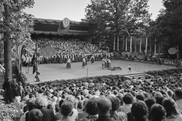 Dziesmu svētku simtgade : XVI Dziesmu svētku ieskaņa Dikļos