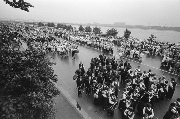 XV Vispārējie latviešu dziesmu un deju svētki. Gājiens