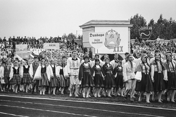 XV Vispārējie latviešu dziesmu un deju svētki. Gājiens
