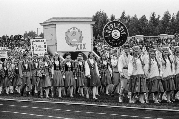 XV Vispārējie latviešu dziesmu un deju svētki. Gājiens