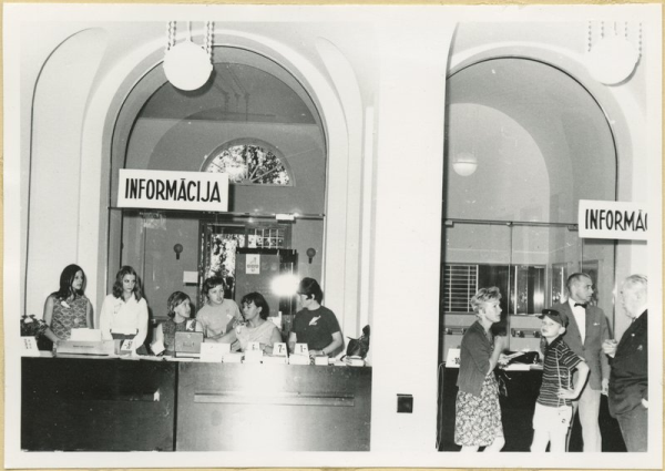 II Eiropas latviešu Dziesmu svētki. Izstādes un stendi