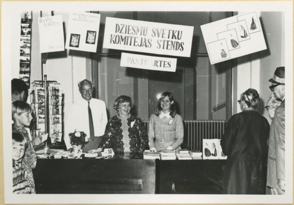 II Eiropas latviešu Dziesmu svētki. Izstādes un stendi