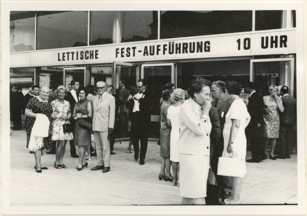 II Eiropas latviešu Dziesmu svētki. Mārtiņa Zīverta lugas "Rīga dimd" pirmizrāde