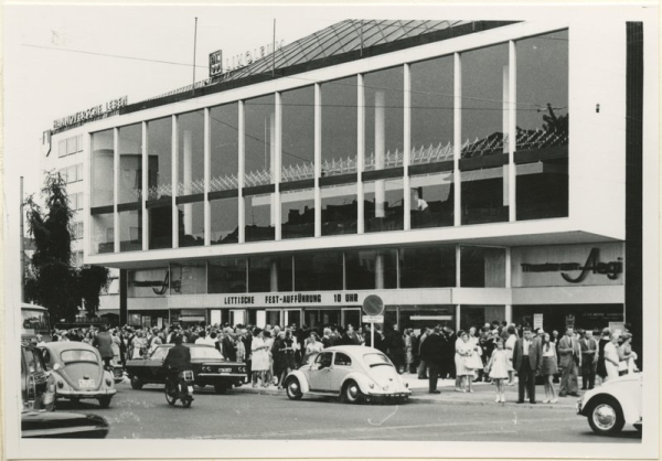 II Eiropas latviešu Dziesmu svētki. Mārtiņa Zīverta lugas "Rīga dimd" pirmizrāde