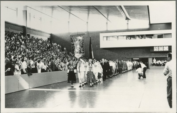 II Eiropas latviešu Dziesmu svētki. Tautisko deju parāde