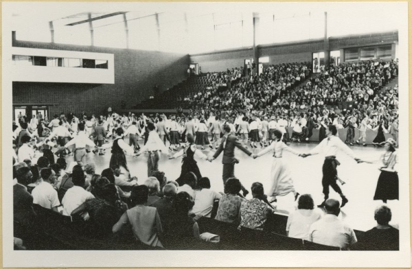 II Eiropas latviešu Dziesmu svētki. Tautisko deju parāde