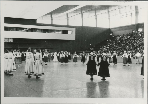 II Eiropas latviešu Dziesmu svētki. Tautisko deju parāde