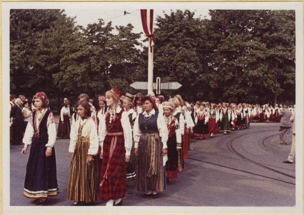 II Eiropas latviešu Dziesmu svētki. Gājiens