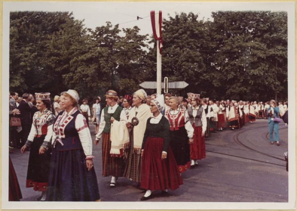 II Eiropas latviešu Dziesmu svētki. Gājiens