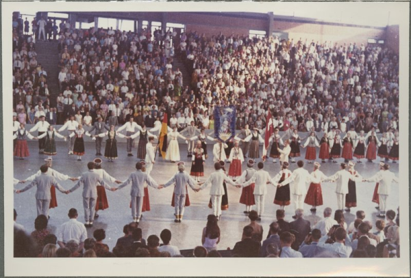 II Eiropas latviešu Dziesmu svētki. Tautisko deju parāde