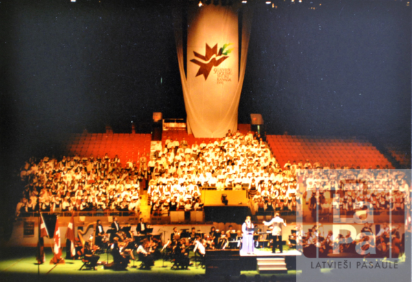 9. latviešu Dziesmu svētku Kanādā koncerts Maple Leaf Gardens arēnā Toronto