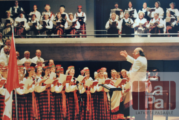 Arvīds Purvs diriģē 11. Vispārējo latviešu Dziesmu svētku kopkoncertā Čikāgā