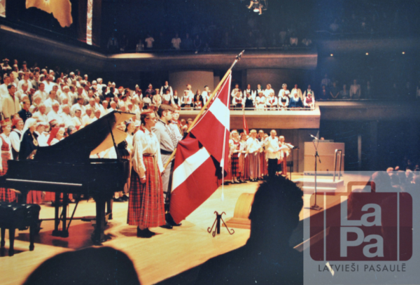 Karoga nodošana 11. Vispārējos latviešu Dziesmu svētkos Čikāgā 2002. gadā