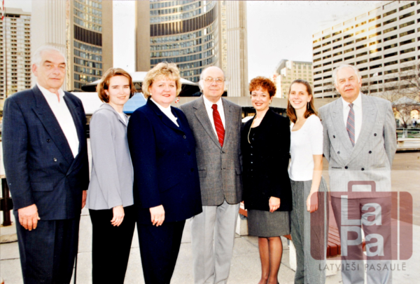 XI Latviešu dziesmu svētku Kanādā rīcības komitejas prezidijs 1999. gadā