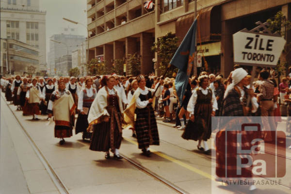 Daugavas Vanagu Toronto sieviešu koris "Zīle" piedalās 7. Latviešu Dziesmu svētku gājienā