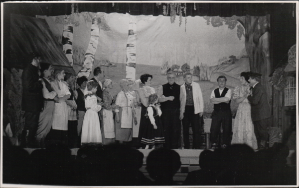 VII Anglijas dziesmu dienas. Aina no teātra izrādes "Skroderdienas Silmačos" : DVF Līdsas nodaļas dramatiskā kopa, režisors Roberts Zulģis