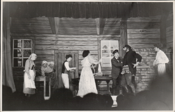 VII Anglijas dziesmu dienas. Aina no teātra izrādes "Skroderdienas Silmačos" : DVF Līdsas nodaļas dramatiskā kopa, režisors Roberts Zulģis