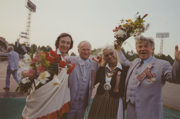 XIX Vispārējie latviešu dziesmu un deju svētki. No kreisās: Marga Apsīte, Osvalds Štrauss, Baiba Šteina un Uldis Žagata