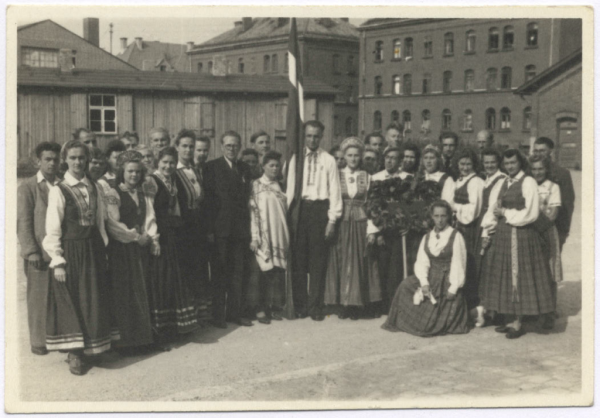 Dziesmu dienas. Cilvēku grupa tautas tērpos. Prof. Ādolfa Ābeles koris Heisbrukas nometnes dziesmu dienās Ausbachā 1946. gadā : [fotogrāfija]