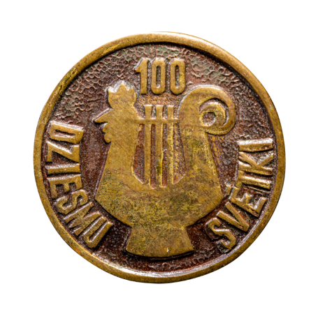 Pirmo Vispārējo latviešu Dziesmu svētku 100 gadu atceres piespraude (V Vispārējie latviešu Dziesmu svētki Amerikā, Klīvlendā, 1973)