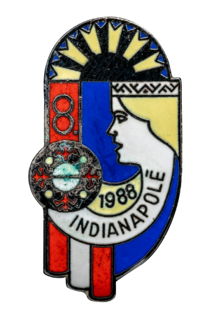 8. Vispārējo latviešu Dziesmu svētku Amerikā metāla piespraude (1988, Indianapole)