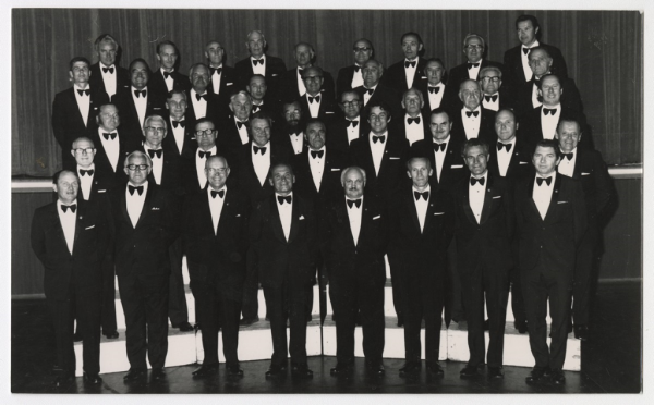 Sidnejas Latviešu vīru koris koncerttērpos