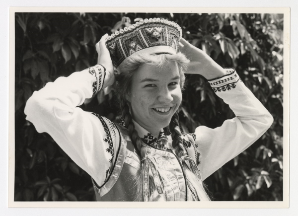 Austrālijas latviešu 28. Kultūras dienas. Lilita Šulca, Adelaidas koklētāju ansambļa "Ausma" dalībniece (vēlāk vadītāja) Bārtas tautastērpā