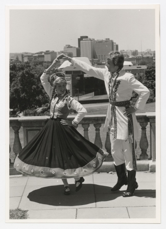 Dejotāju pāris - Lilita Šulca no Adelaidas koklētāju ansambļa "Ausma" ar nenoskaidrotu partneri