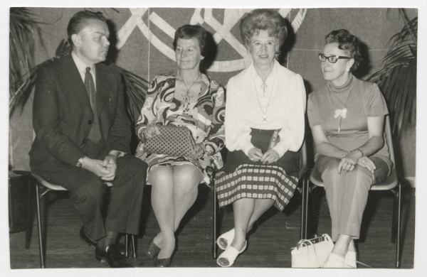 Rakstnieku pēcpusdienas dalībnieki. No kr.: Inārs Brēdrihs, Daina Šķēle, Janīna Babre (ASV), Elga Leja