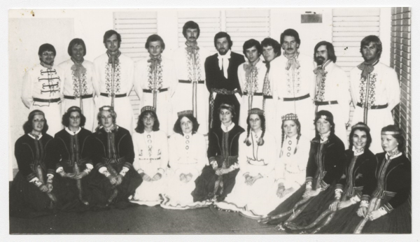 Sidnejas Tautas deju kopa "Jautrais pāris", vadītājs Juris Ruņģis (2.r. vidū)