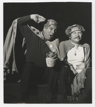 Raibais saiets. Skats no teatrāla uzveduma "Tā mīlība man paņem sirdi"