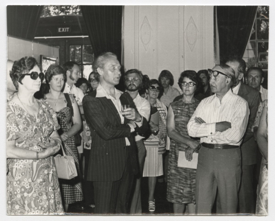 Gleznu un daiļamatniecības izstādes atklāšana. Priekšplānā gleznotāji Reinis Zusters un Pēteris Bārdulis