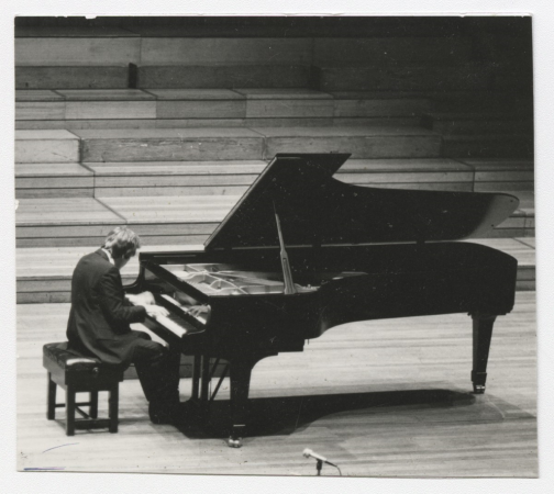 Pianists Artūrs Ozoliņš (Kanāda) uzstājas atklāšanas koncertā Bruksa zālē