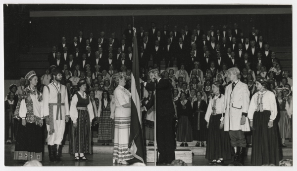 Karoga nodošanas ceremonija kopkora koncertā